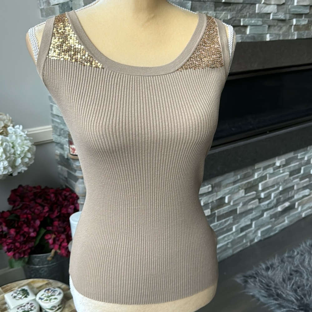Sleeveless Crew Sweater with antique gold sequins by Venue.Size Large (slim fit)